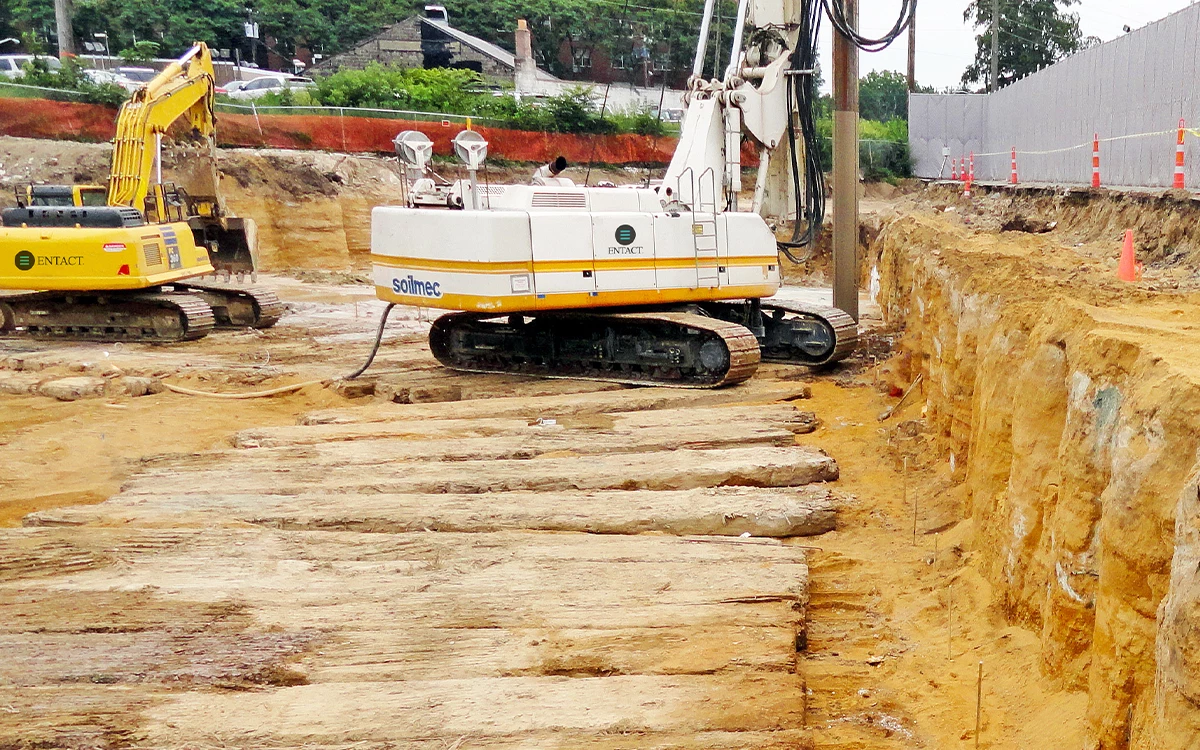 ENTACT's custom-made In-situ vertical auger creating soil-mixed slurry walls​